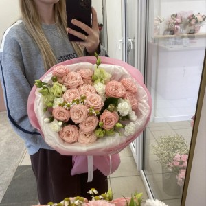 Букет с кустовыми розами
