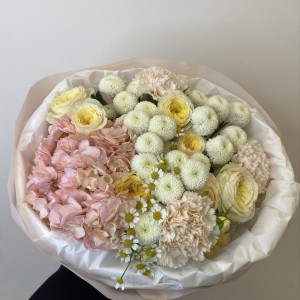 Бежевый букет  bloom room Роза гвоздика хризантема