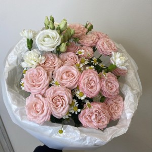 Красивый букет  bloom room Роза ромашка гвоздика