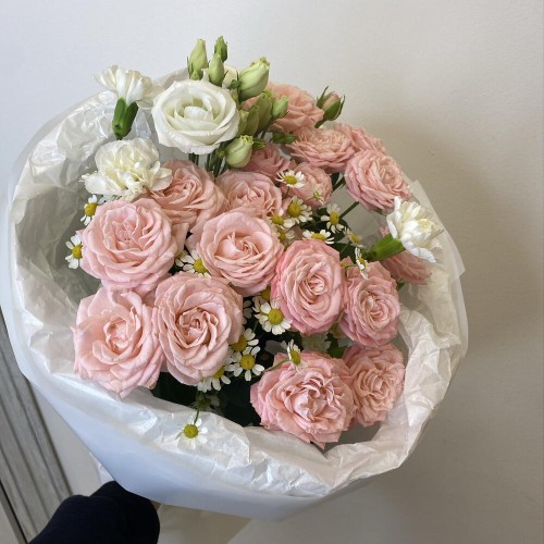 Красивый букет  bloom room Роза ромашка гвоздика