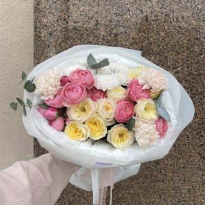 Букет с пионовидными кустовыми розами Bloom Room