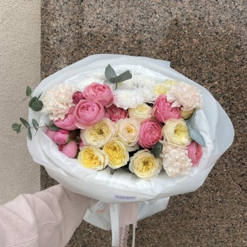Букет с пионовидными кустовыми розами Bloom Room