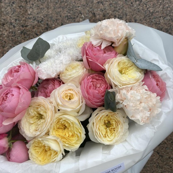 Букет с пионовидными кустовыми розами Bloom Room