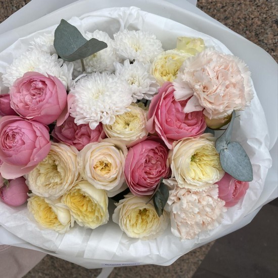 Букет с пионовидными кустовыми розами Bloom Room