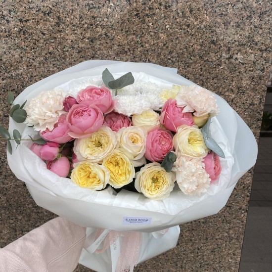 Букет с пионовидными кустовыми розами Bloom Room