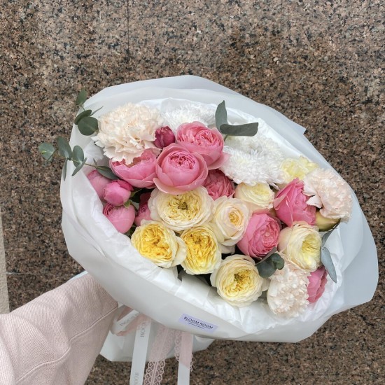 Букет с пионовидными кустовыми розами Bloom Room