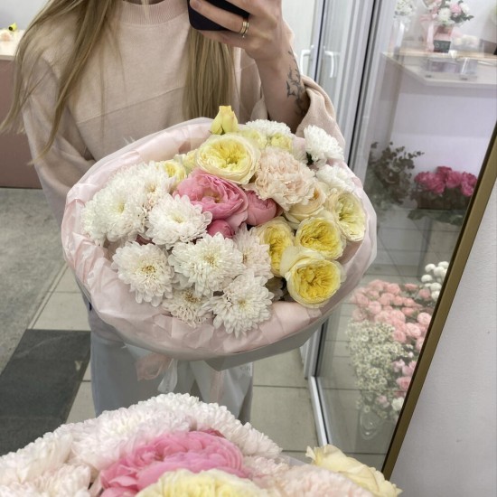 Нежный букет с кустовой розой Bloom Room