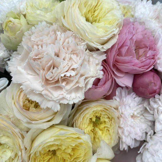 Нежный букет с кустовой розой Bloom Room