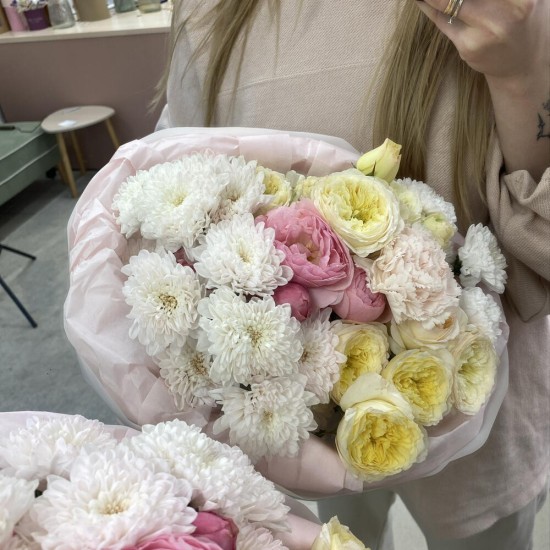 Нежный букет с кустовой розой Bloom Room