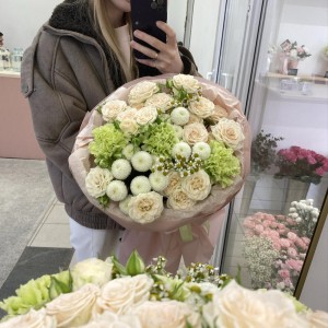 Воздушный букет с кустовой розой Bloom Room