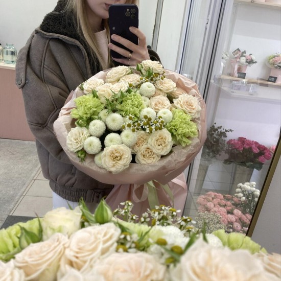 Воздушный букет с кустовой розой Bloom Room