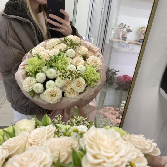Воздушный букет с кустовой розой Bloom Room