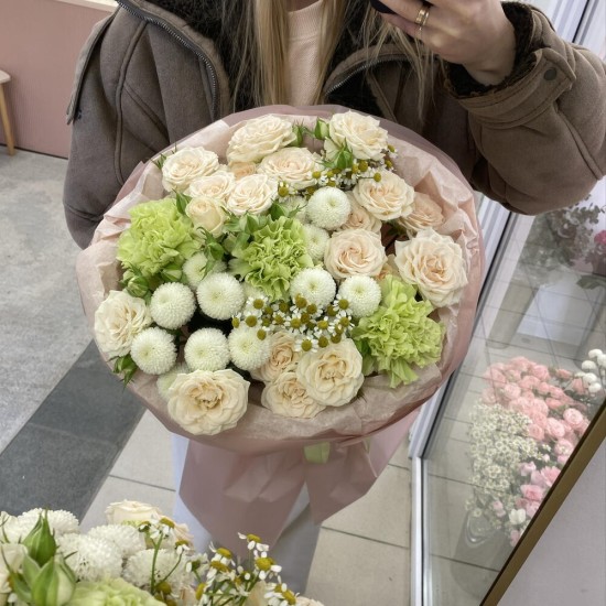 Воздушный букет с кустовой розой Bloom Room
