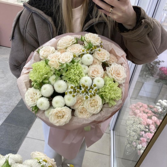 Воздушный букет с кустовой розой Bloom Room