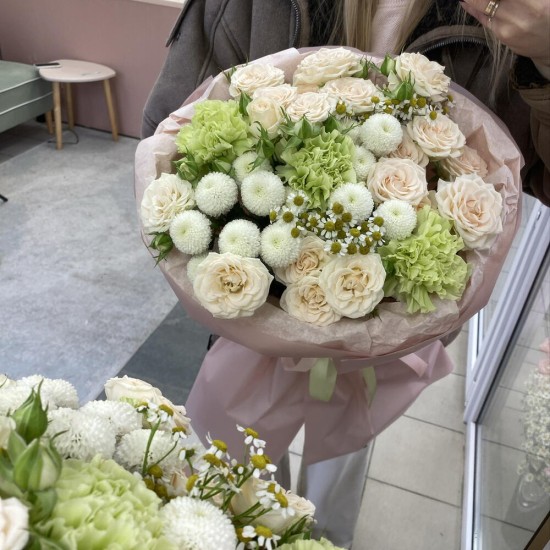 Воздушный букет с кустовой розой Bloom Room