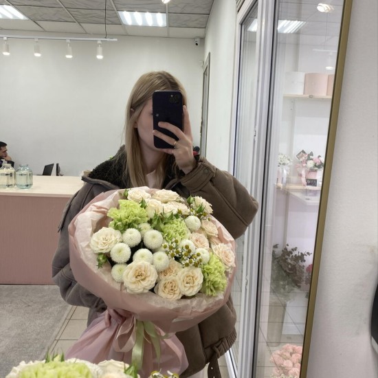 Воздушный букет с кустовой розой Bloom Room