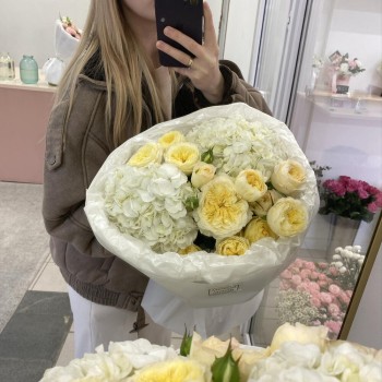 Светлый букет с гортензией и кустовой розой Bloom Room