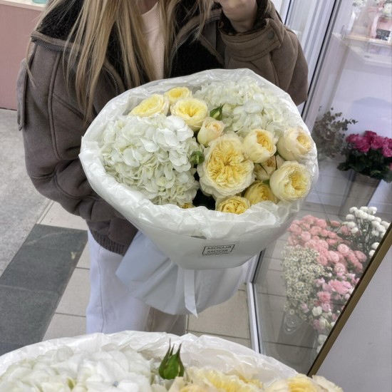 Светлый букет с гортензией и кустовой розой Bloom Room