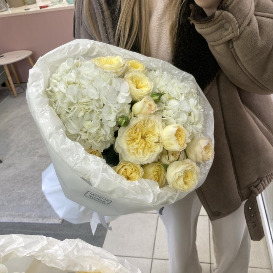 Светлый букет с гортензией и кустовой розой Bloom Room