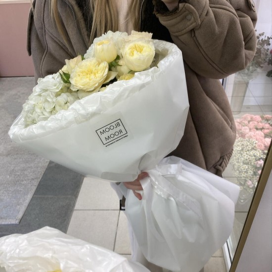 Светлый букет с гортензией и кустовой розой Bloom Room