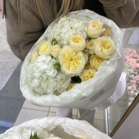 Светлый букет с гортензией и кустовой розой Bloom Room