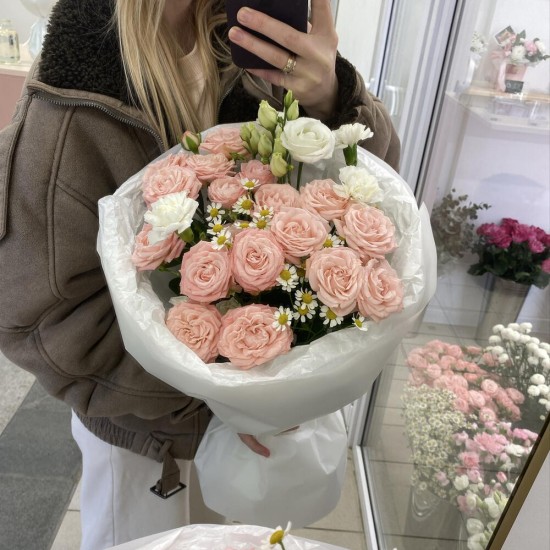 Букет с кустовой розой и эустомой Bloom Room