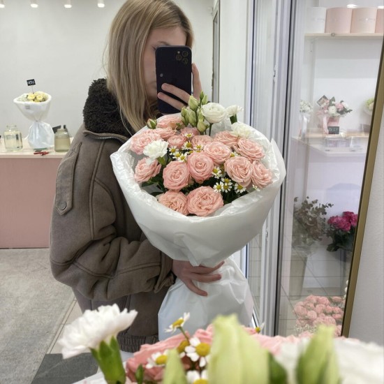 Букет с кустовой розой и эустомой Bloom Room