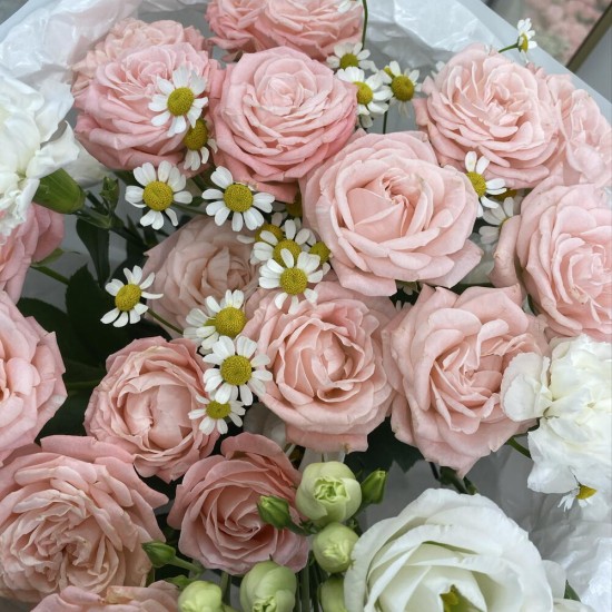 Букет с кустовой розой и эустомой Bloom Room