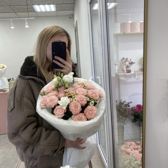 Букет с кустовой розой и эустомой Bloom Room