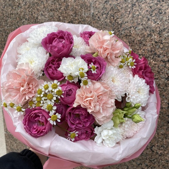 Красивые букет bloom room  Роза гвоздика хризантема