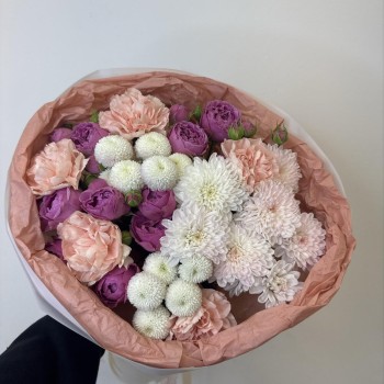 акцентный букет bloom room роза хризантема гвоздика