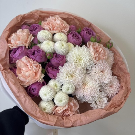 акцентный букет bloom room роза хризантема гвоздика