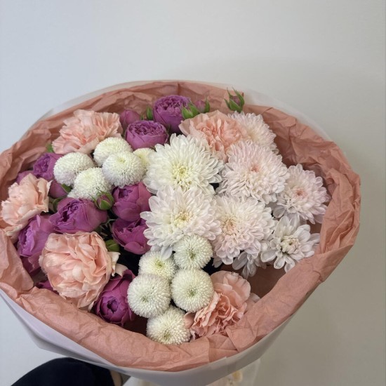 акцентный букет bloom room роза хризантема гвоздика