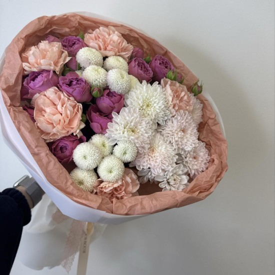 акцентный букет bloom room роза хризантема гвоздика