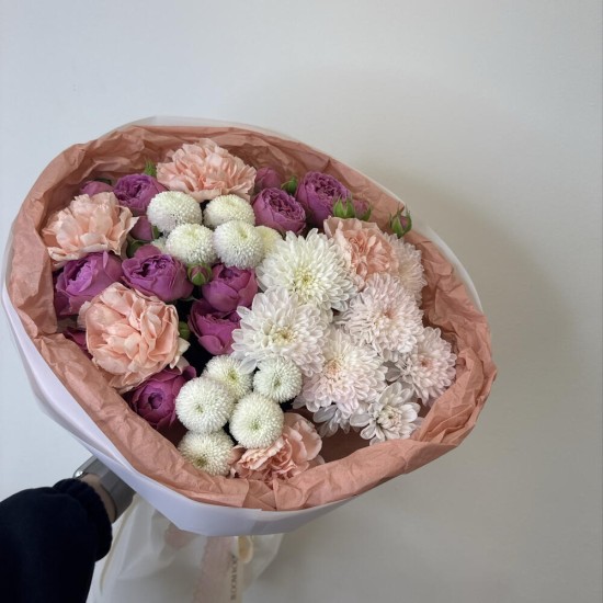 акцентный букет bloom room роза хризантема гвоздика
