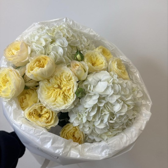 воздушный букет с гортензией  bloom room
