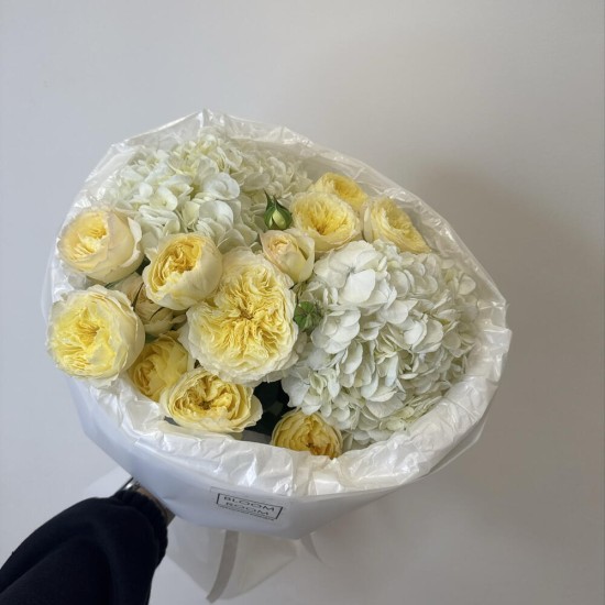 воздушный букет с гортензией  bloom room