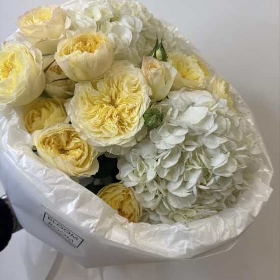 воздушный букет с гортензией  bloom room