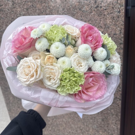 букет нежный с розами  bloom room