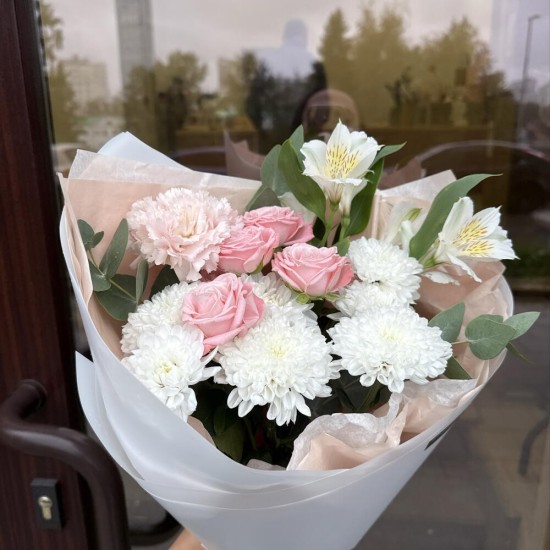 Букет с хризаномей, алостромерей и пионовидной кустовой розой