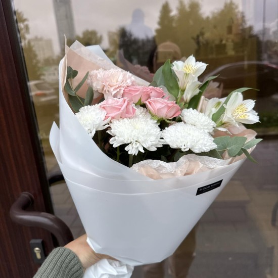 Букет с хризаномей, алостромерей и пионовидной кустовой розой