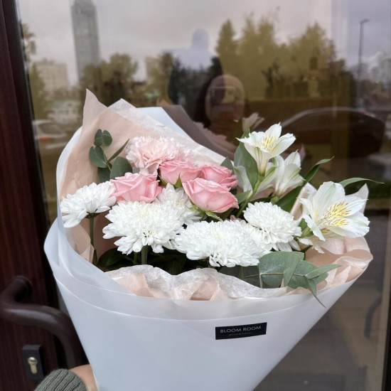 Букет с хризаномей, алостромерей и пионовидной кустовой розой