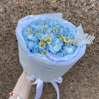 Композиция с голубой гортензией и ромашкой BLOOM ROOM