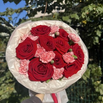 прекрасный букет алые розы bloom room