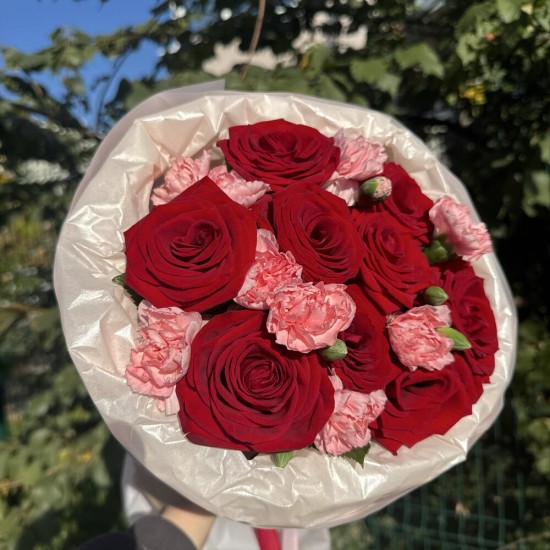 прекрасный букет алые розы bloom room