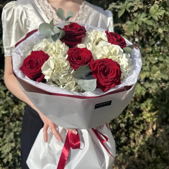 ️стильный букет гортензия и алая роза bloom room