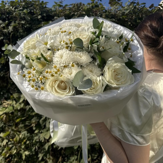 пышный белый букет bloom room роза,хризантема,ромашка