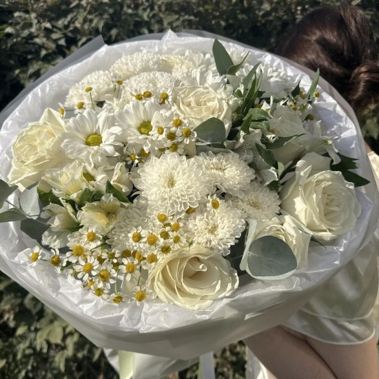 пышный белый букет bloom room роза,хризантема,ромашка