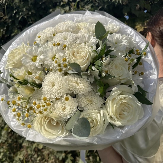 пышный белый букет bloom room роза,хризантема,ромашка