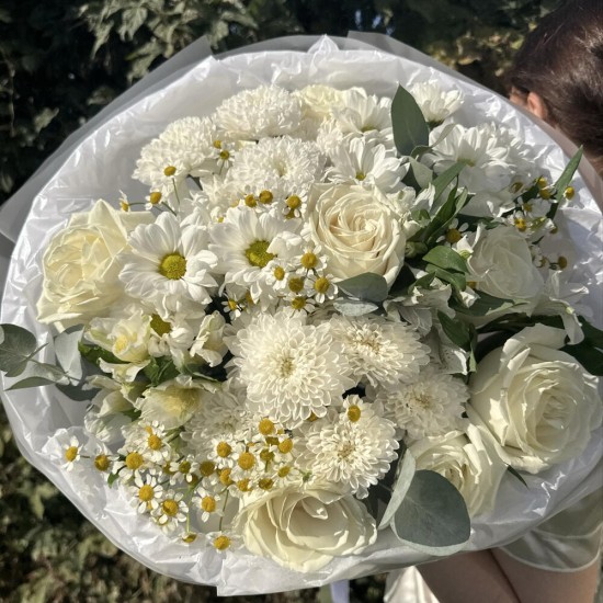пышный белый букет bloom room роза,хризантема,ромашка